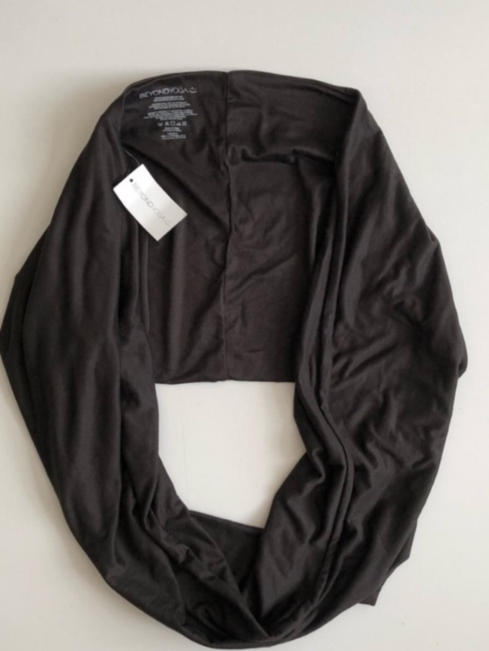 New w/tags Beyond Yoga NWT hidden zipper pocket infinity scarf wrap Black OS - Picture 2 of 6
